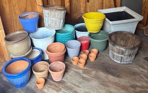 lot 284 image: Variety of Planters, Pots and Baskets