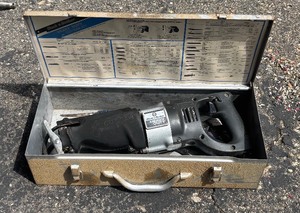lot 325 image: Black & Decker Cut Saw Model 3104-09