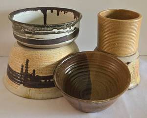 lot 305 image: Pretty Artisan Pottery Collection