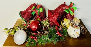 lot 122 image: Pretty Christmas Decor