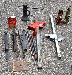 lot 365 image: Set of Vintage Jacks & Accessories