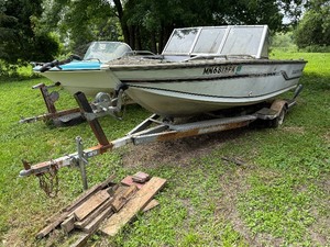 lot 2 image: 1988 Alumacraft Boat with Trailer