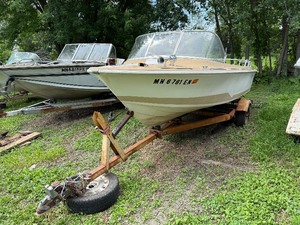 lot 3 image: Larson Boat and Trailer