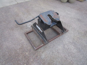 lot 4 image: Fifth Wheel Hitch