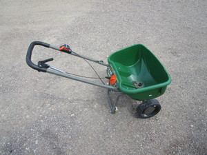 lot 18 image: Fertilizer Spreader