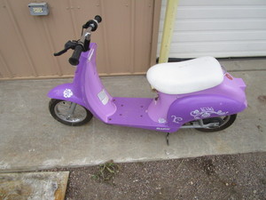 lot 24 image: Razor Electric Scooter