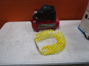lot 44 image: Small Air Compressor & Air Hose