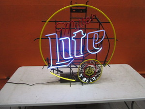 lot 77 image: Miller Lite Neon Sign 32x36