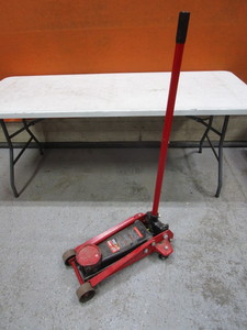 lot 143 image: 3ton Floor Jack