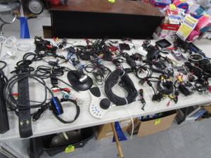 lot 334 image: Misc Electronics & Chords (see pics)