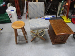 lot 473 image: Barstools & End Table