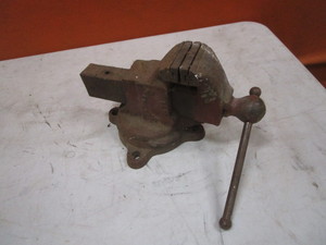 lot 98 image: Bench Vise