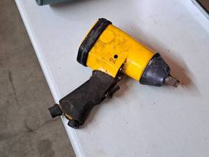 lot 214 image: 12-drive Air Impact Wrench