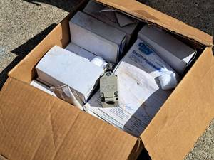 lot 111 image: Lot of (1 Box) Omron A600 1A 125VDC Limit Switches WLD28-TS-N