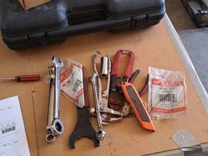 lot 263 image: Lot of  Assorted Hand Tools - Ratchet Wrench, Box End Wrench, Socket, Wire Strippers, Utility Knife, Specialty Wrench