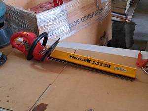 lot 267 image: Homelite Hedge Sweep Electric Electric Hedge Trimmer UT44121