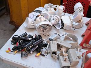 lot 305 image: Lot of  Assorted Security Cameras and Lights