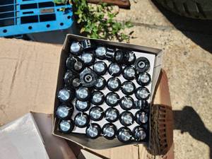lot 152 image: Lot of (1 Box) 34 Control Knobs  Small  Black