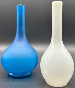 lot 14 image: Set of 2 Vintage Barber Bottles in Blue and White Glass