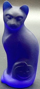lot 49 image: Fenton Cobalt Blue Glass Cat with Jack-O-Lantern Design