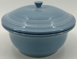 lot 102 image: Fiestaware Periwinkle Blue Lidded Ceramic Dish