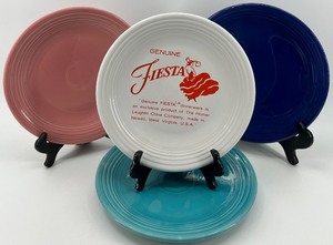 lot 109 image: Set of 4 Genuine Fiestaware Dinner Plates in Assorted Colors, including Fiestaware dancing lady dealer plate