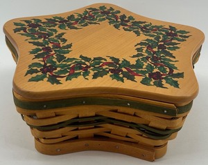 lot 117 image: Longaberger 2001 Christmas Collection Green Shining Star Basket Set