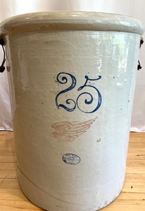 lot 39 image: Vintage 25 Gallon Red Wing Pottery Union Stoneware Crock
