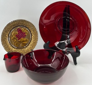 lot 136 image: Retro Glass Collection with Ruby Red Bowl and Plate, including Goofus plate