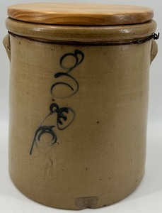 lot 138 image: Vintage Redwing Stoneware Crock with Lid - Single P