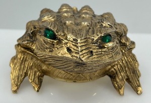 lot 209 image: Vintage Linden Frog Shaped Brass Clock with Emerald Eyes