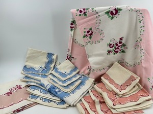 lot 238 image: Vintage Floral and Scalloped Edge Linen Napkin Collection