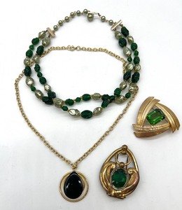 lot 267 image: Vintage Jewelry Set with Necklaces and Brooches