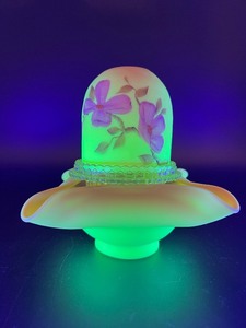 lot 277 image: Signed Vintage Fenton Hand-Painted Burmese Uranium Glass Fairy Lamp with Floral Design