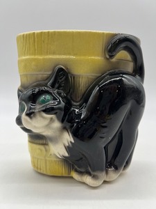 lot 280 image: Vintage Yellow Ceramic Vase with Black Cat Design