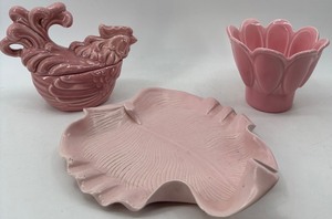 lot 366 image: Set of 3 Vintage Pink Ceramic Pieces Rooster Dish, Miramar Flower Pot, Leaf Dish