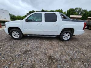 lot 3 image: 2011 Chevy Avalanche LT 4x4