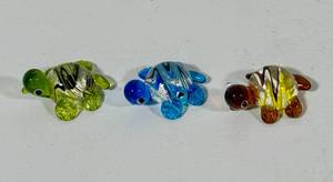 lot 10 image: Glass Art Miniature Turtle Figurines