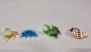 lot 11 image: Glass Art Miniature Sea Creatures