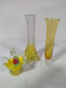 lot 28 image: Lot of Lovely Yellows