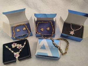 lot 57 image: Avon NecklacesBraceletsNecklace Sets