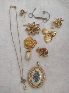 lot 54 image: Avon Assorted Costume Jewelry