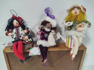lot 92 image: Assorted Ladies Shelf Sitters