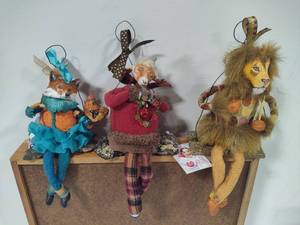 lot 93 image: Animal Shelf Sitters