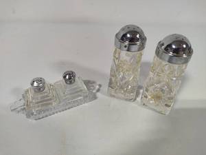 lot 99 image: CrystalGlass Salt & Pepper Shakers
