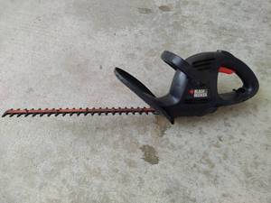 lot 108 image: Black & Decker Corded 17 Trimmer
