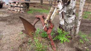 lot 52 image: 1 Bottom Off 710 International Plow