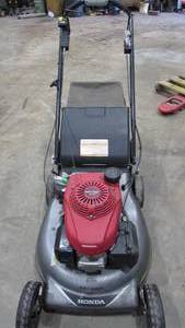 lot 47 image: Self Propelled Honda Lawn Mower With Bagger