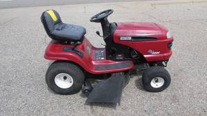 lot 57 image: Craftsman Riding Lawn Mower