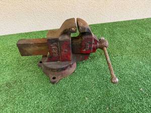 lot 79 image: Bench Vise